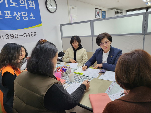 ▲ 김미숙 의원, 군포시 아이돌보미 처우개선 논의 모습.