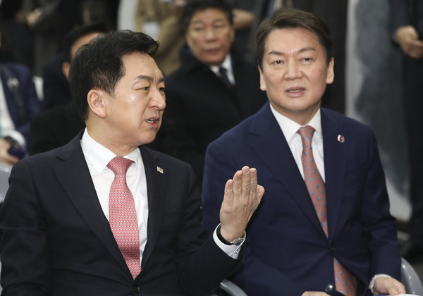 ▲ 대화 나누는 국민의힘 김기현-안철수 당 대표 후보.