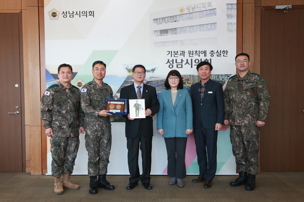 ▲ 성남시의회, 예비군 육성·지원 우수 지자체에 선정 기념 감사패 수상 기념사진 촬영.