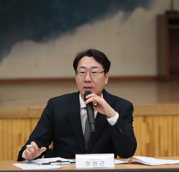 ▲ '온마음 토크'에서의 정명근 화성시장.