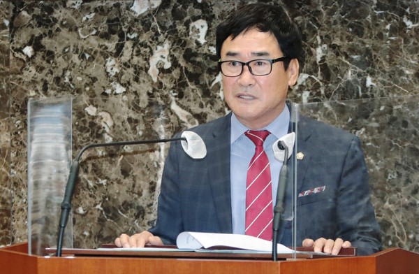 ▲ 이천시의회 박명서 위원장, 233회 임시회 참석해 인사말 전하는 모습.