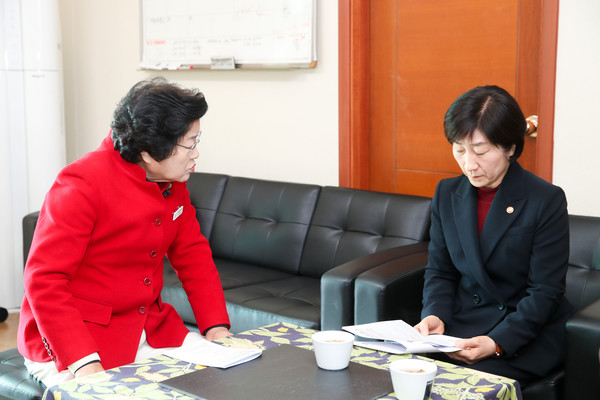▲ 김경희 이천시장, 한화진 장관에 지역 현안 건의 중인 모습.