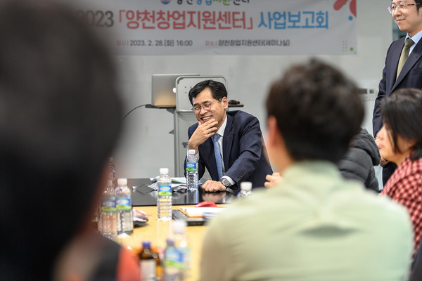 ▲ 양천창업지원센터 2023 사업보고회에서 창업가들과 소통중인 이 구청장.