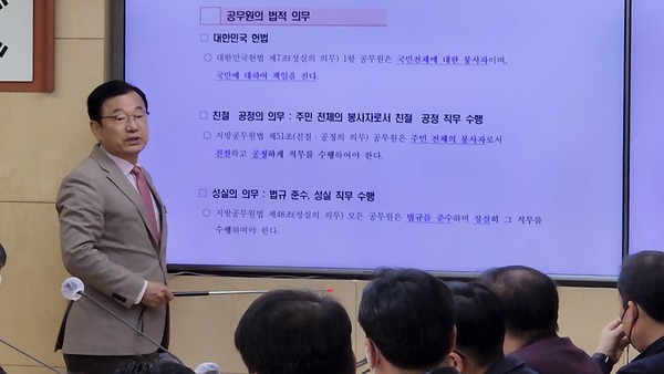 ▲ 지난달 27일 월요간부 주간회의에서의 이현재 하남시장.