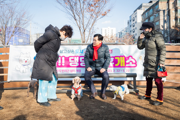 ▲ 신월동에 설치된 이동식 반려견 놀이터를 찾은 이기재 양천구청장.
