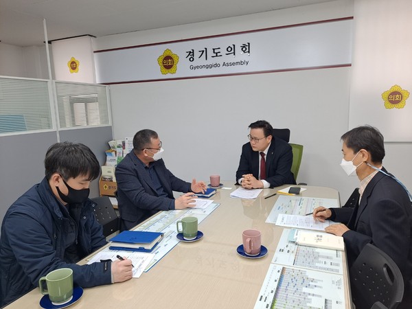 ▲ 교외선 운영재개 추진 사업 현황 보고회 갖는 김정영 의원.