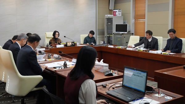 ▲ 공무국외출장 심사위원회 회의 모습.