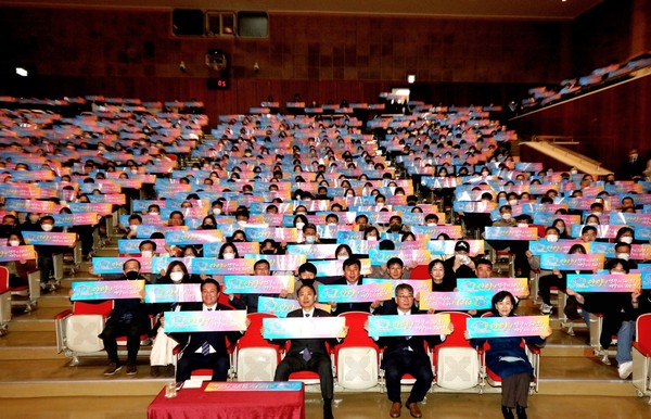 안양시는 2일 안양시청 강당에서 시 승격 50주년을 맞아 직원 결의대회를 개최했다