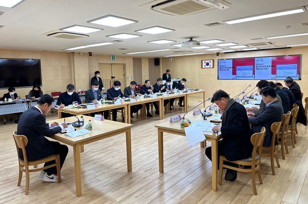 이현재 시장이 이달 3일 오전 시청 본관 상황실에서 ‘민선 8기 일자리대책 종합계획 제2차 보고회’를 조찬회의로 진행하는 모습.