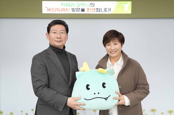 ▲ 이상일 용인특례시장과 박세리 감독이 시 캐릭터 조아용을 들고 기념사진을 찍고 있다.