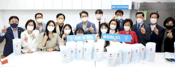 ▲ 1인가구지원센터에서 단체사진을 찍고 있는 정원오 구청장(사진 가운데).