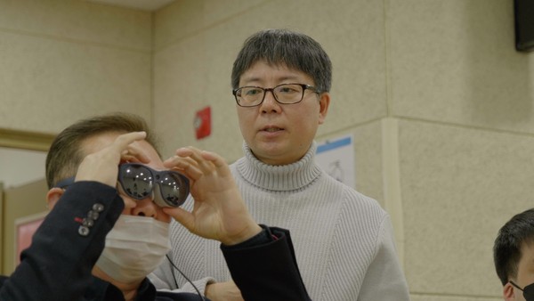 ▲ 경기도시각장애인복지관의 시각장애인이 릴루미노를 체험하고 있다. /뉴시스