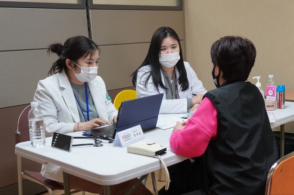 ▲ 경기도교육청, 산업보건의가 학교로 찾아가는 건강상담 진행 모습.