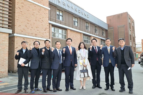 ▲ 이상일 용인특례시장이 용인바이오고등학교를 찾아 경기도교육청 관계자들과 지역 인재 양성 방안을 논의했다.