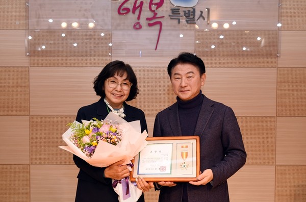 ▲ 의정부시, 명예사회복지공무원 활동 유공 표창 수여.