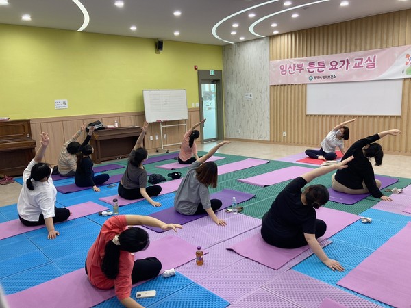 ▲ 평택시 임산부 튼튼요가교실 모습.