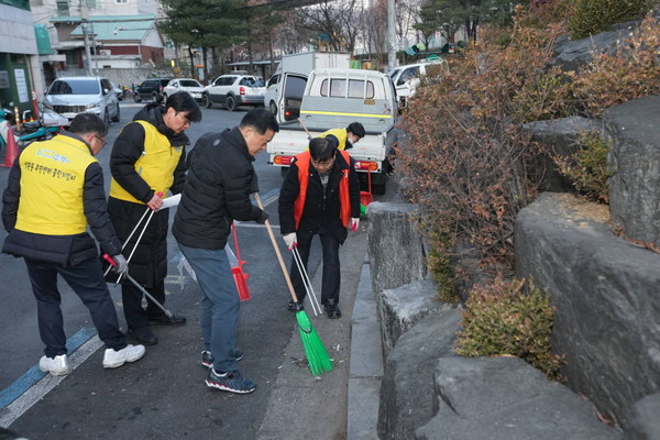 ▲ 성북구 석관동에서 이승로 구청장(중앙)과 구 관계자, 주민들이 주민자율대청소에 참여한 모습.