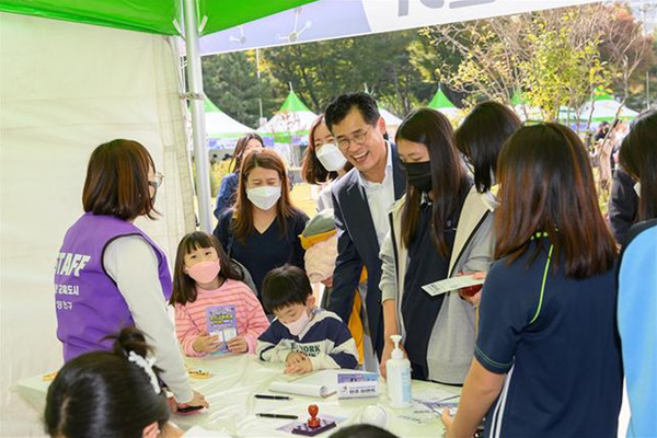 ▲ 양천창의교육축제 과학체험 한마당 행사서 청소년들과 소통하는 이기재 양천구청장.