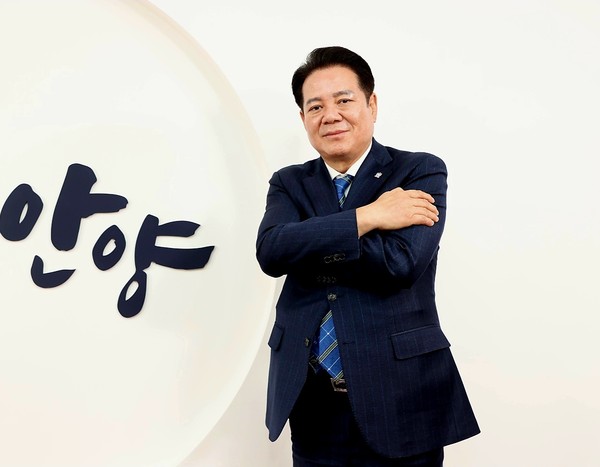 ▲ 세계여성의날을 맞아 공정을 포용하라 캠페인에 참여한 최대호 안양시장 모습.