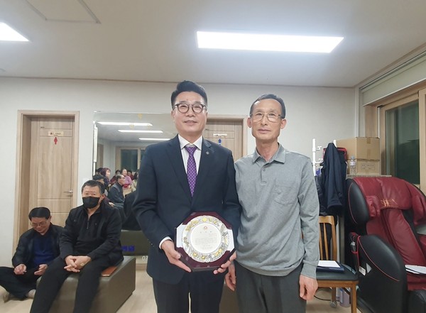 ▲ 김선홍 글로벌에코넷 상임회장 감사패 수여 모습.