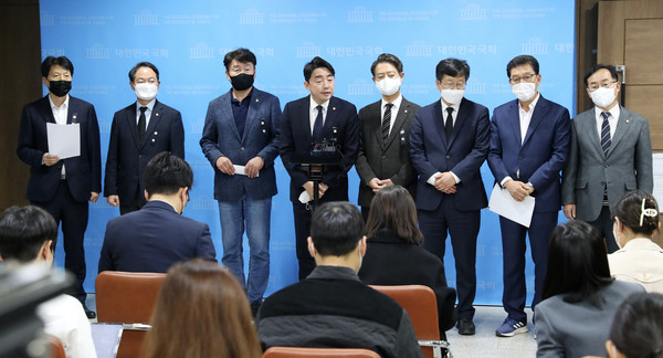 ▲ 기자들의 질문에 답하는 강훈식 더좋은미래 대표. /뉴시스