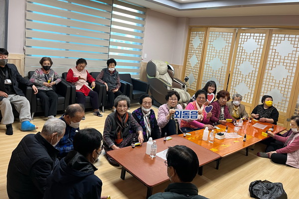 ▲ 경주시 외동읍 행정복지센터에서 어르신들 위한 체험형 건강 프로그램을 진행하고 있는 모습.