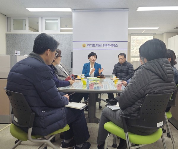 ▲ 이채명 의원, 안양시 배드민턴협회 애로사항 청취 모습.