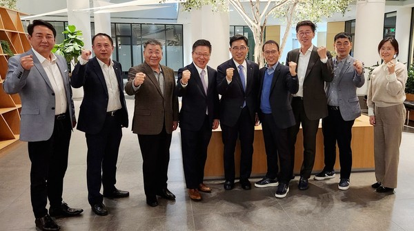 ▲ 한국농수산식품유통공사 김춘진 사장(우측5번째), 노상일 오렌지카운티 한인상공회의소 회장(우측4번째).