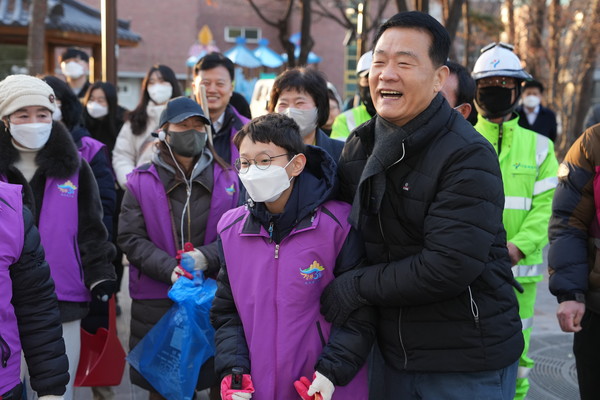 ▲ 이승로 구청장이 장위3동 주민들을 격려하고 있다.