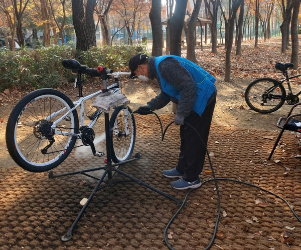▲ 자전거 무료 세차서비스 이용 모습.