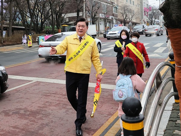 ▲ 숭의초등학교 등교 지도하는 이영훈 미추홀구청장.