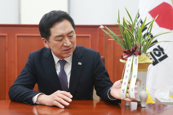 ▲ 윤 대통령 축하 난 보는 김기현 신임 당대표. /뉴시스