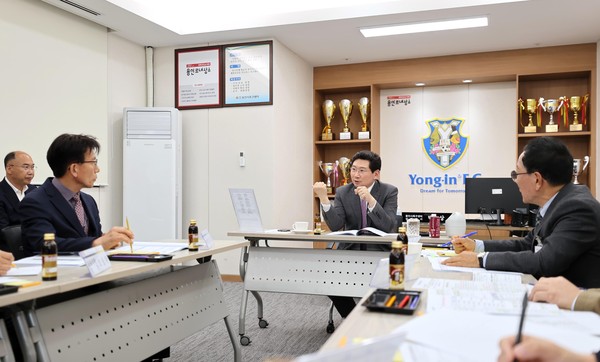 ▲ 용인축구센터에서 업무보고를 받고 있는 이상일 용인특례시장 모습.