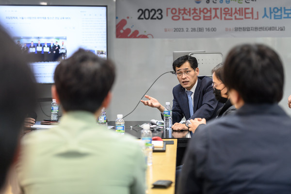 ▲ 양천창업지원센터 사업보고회 현장서 창업가들과 소통중인 이기재 양천구청장.