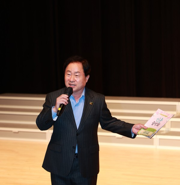 ▲ 남양주시 ‘2023 남양주시립예술단 신춘음악회’에 참석한 주광덕 남양주시장 모습.