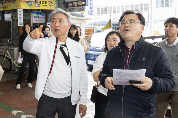 ▲ 현장 둘러보는 윤환 계양구청장.