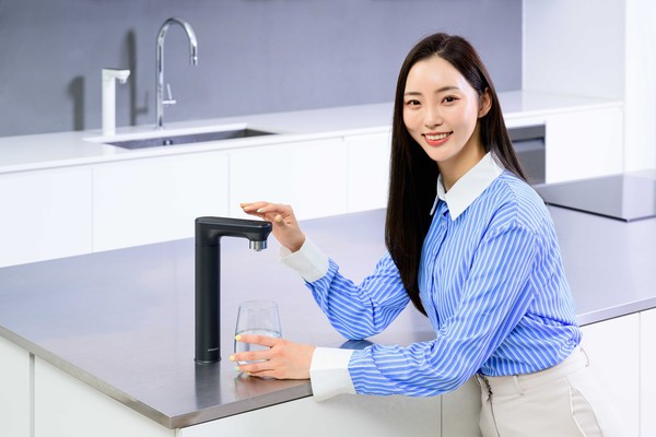 ▲ 삼성전자 모델이 비스포크 정수기 신제품을 소개하고 있다. /뉴시스