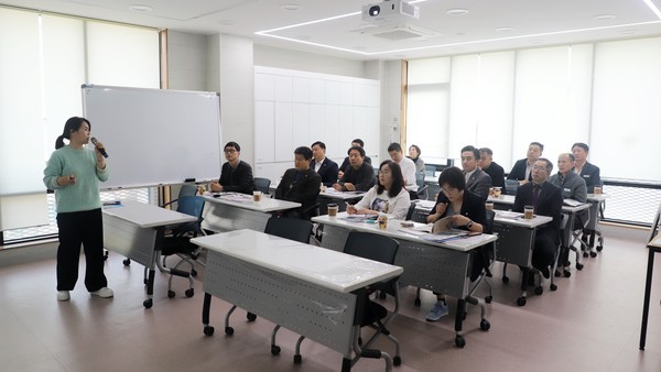 ▲ 평택시의회 기획행정위원회, 도시재생 사업 현장 방문 모습.