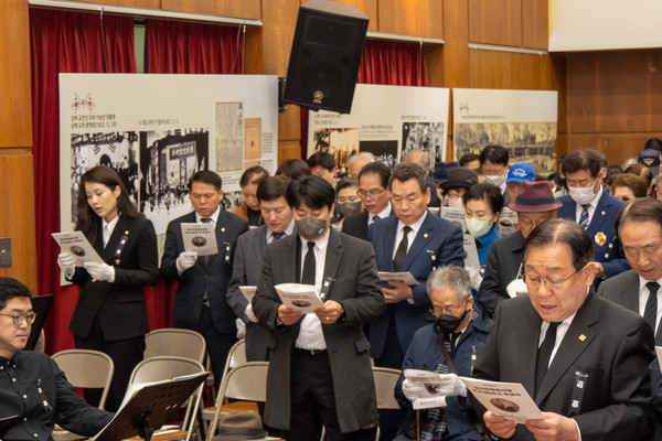 ▲ 10일 오전 도산안창호기념관 강당에서 열린 ‘도산안창호선생 서거 85주기 추모식’에서 추모가를 부르고 있는 강남구의회 의원들. (두번째 줄 좌측에서 3번째 김형대 의장).
