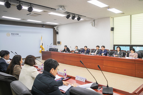 ▲ 화성시의회 교육복지위원회, 소관부서와 정책간담회 개최 모습.