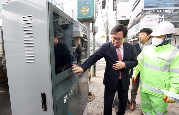 ▲ 박일하 동작구청장이 서울 신대방역 삼거리에 새로게 선보이는 스마트쓰레기통 설치작업 현장을 찾아 점검을 하는 모습.