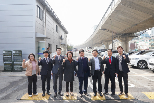 ▲ 동대문구의회 복지위 주요시설 현장방문 단체사진.