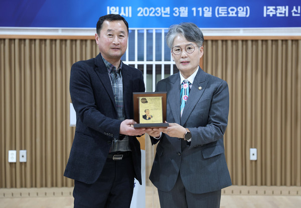 ▲ 신현동체육회 감사패 수여받는 송미희 의장(오른쪽).
