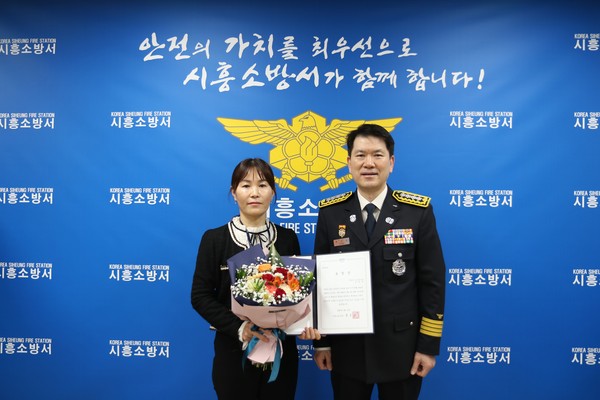 ▲ (좌)임정희 주무관, (우)홍성길 서장.