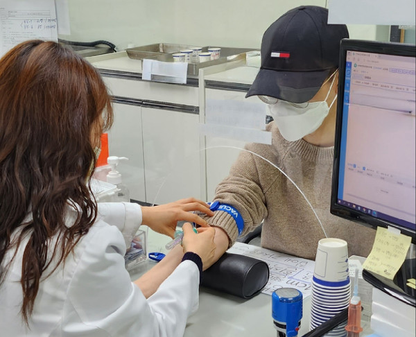 ▲ 동작구보건소 건강검진실에서 채혈하는 모습.