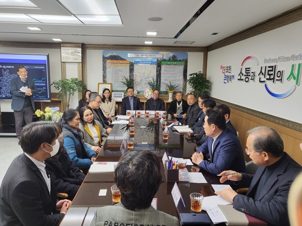 ▲ 백영현 포천시장과 태국 외국인근로자 사망사건 유가족 모습.