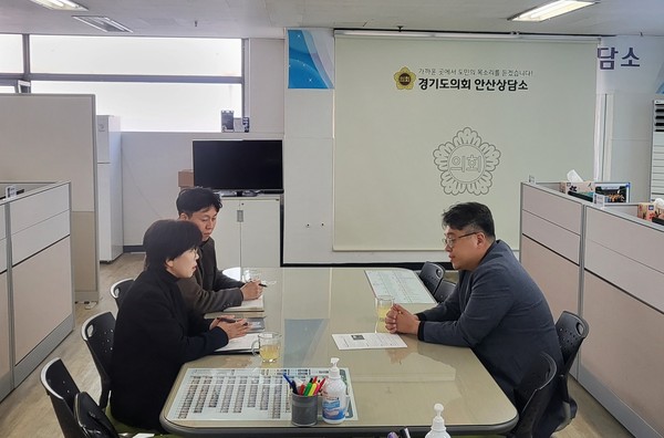 ▲ 논의 진행하는 서정현 의원.