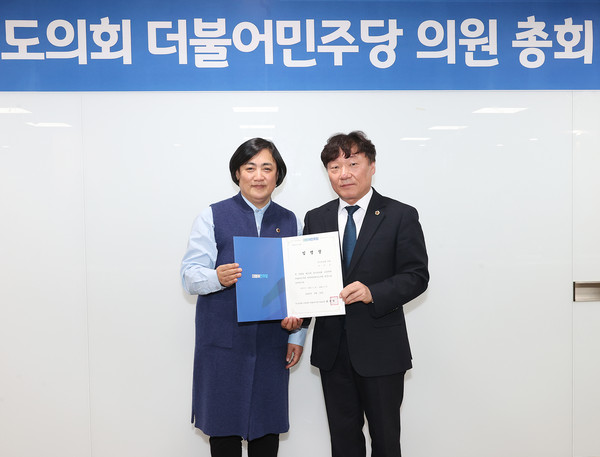▲ 이은주 의원 상반기 정치아카데미교육원 원장 임명장 수여 모습.