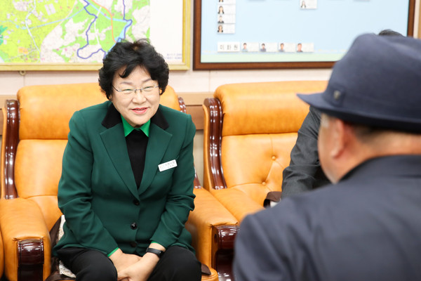 ▲ 사이다토크 진행하는 김경희 이천시장 모습.