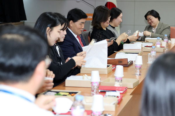 ▲ 문경복 옹진군수와 직원들의 도시락 간담회 개최 모습.
